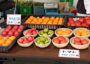 青空市では季節の野菜を販売