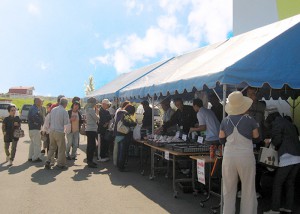 青空市に来店のたくさんのお客様